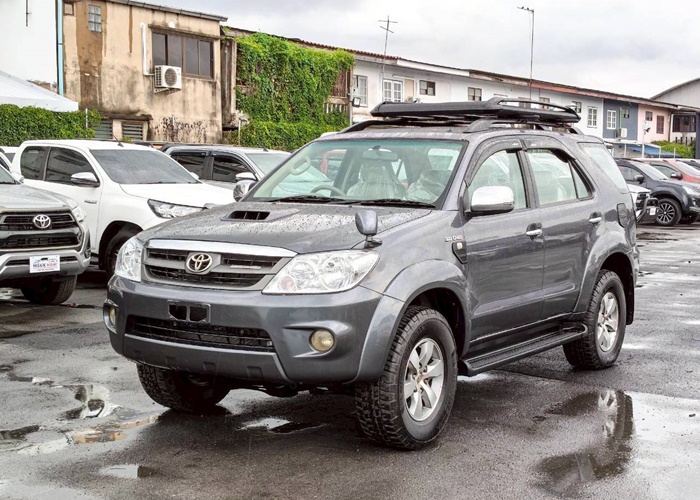 TOYOTA Fortuner